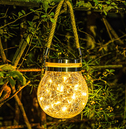 Balkonda sıcak ve rahat bir atmosfer yaratmak için güneş enerjili lambalardan iyi yararlanın.